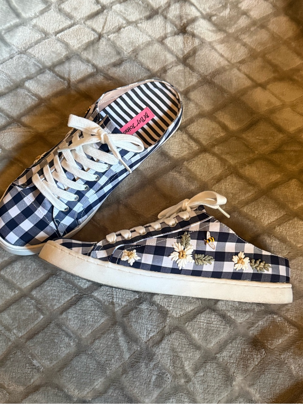 Size 9.5 Betsey Johnson Navy White Gingham Jeweled Bee Daisy Embroidered Sneaker